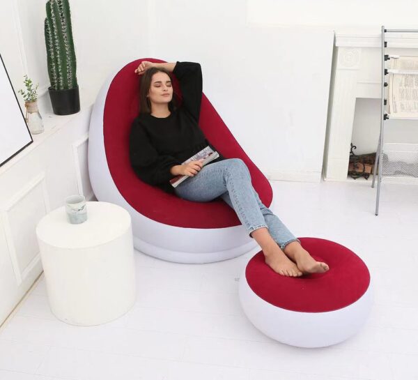 Dmuchana Sofa z podnóżkiem to produkt zapewniający wygodę i relaks, zarówno w domu jak i na zewnątrz. Dzięki elektrycznej pompce, sofa może być łatwo i szybko nadmuchana, a następnie z powrotem spuszczona. Sofa jest wykonana z ekologicznego PVC i materiału flock, co gwarantuje wytrzymałość i stabilność do 150 kg. W zestawie znajduje się również podnóżek, który pozwala na wygodną pozycję podczas odpoczynku. Produkt jest praktyczny i łatwy w przechowywaniu, idealny do użytku w domu, ogrodzie, na plaży czy w czasie podróży. Dmuchana Sofa z podnóżkiem to produkt zapewniający wygodę i relaks, zarówno w domu jak i na zewnątrz. Dzięki elektrycznej pompce, sofa może być łatwo i szybko nadmuchana, a następnie z powrotem spuszczona. Sofa jest wykonana z ekologicznego PVC i materiału flock, co gwarantuje wytrzymałość i stabilność do 150 kg. W zestawie znajduje się również podnóżek, który pozwala na wygodną pozycję podczas odpoczynku. Produkt jest praktyczny i łatwy w przechowywaniu, idealny do użytku w domu, ogrodzie, na plaży czy w czasie podróży.