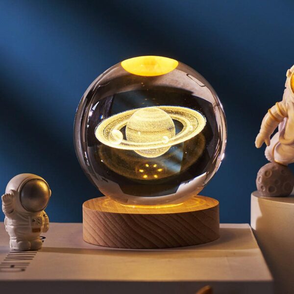 Lampa Kryształowa 3D to nie tylko źródło światła, ale także magiczny element dekoracyjny i narzędzie edukacyjne w jednym. Dzięki jej trójwymiarowemu wyglądowi, zapewnia nie tylko przyjemną atmosferę, ale także otwiera fascynujący świat nauki związanego z optyką i fizyką. Ta lampa oferuje regulację jasności, co pozwala dostosować intensywność światła do Twojego nastroju i potrzeb - idealna zarówno do relaksu przy książce, jak i tworzenia wyjątkowego klimatu. Co więcej, jest ładowalna, dzięki czemu możesz cieszyć się nią w różnych miejscach bez konieczności wymiany