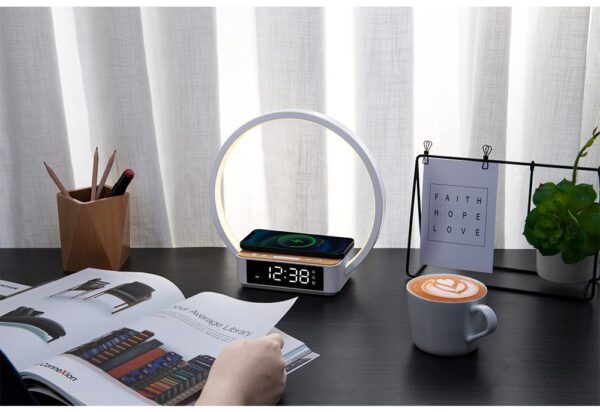 "Nowoczesna Sypialnia: Lampka Nocna 5 w 1 z Technologią Qi"