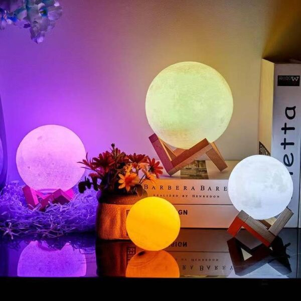 Nasza urocza lampa księżycowa z 16 kolorami RGB i pilotem zdalnego sterowania wprowadzi magiczną atmosferę do twojej sypialni. Tworzenie bajkowej scenerii jest teraz proste i urocze. Umieść lampa księżycową w strategicznym miejscu i wybierz spośród 16 dostępnych kolorów, aby stworzyć idealny nastrój. Dostosuj jasność, aby uzyskać delikatne światło lub bardziej intenswe światło. Eksperymentuj z różnymi efektami świetlnymi, aby uzyskać wyjątkowy wygląd. Połącz lampę księżycową z innymi dekoracyjnymi elementami, aby stworzyć czarującą i relaksującą atmosferę. Pozwól swojej wyobraźni rozkwitnąć i ciesz się magią lampy księżycowej w swojej sypialni