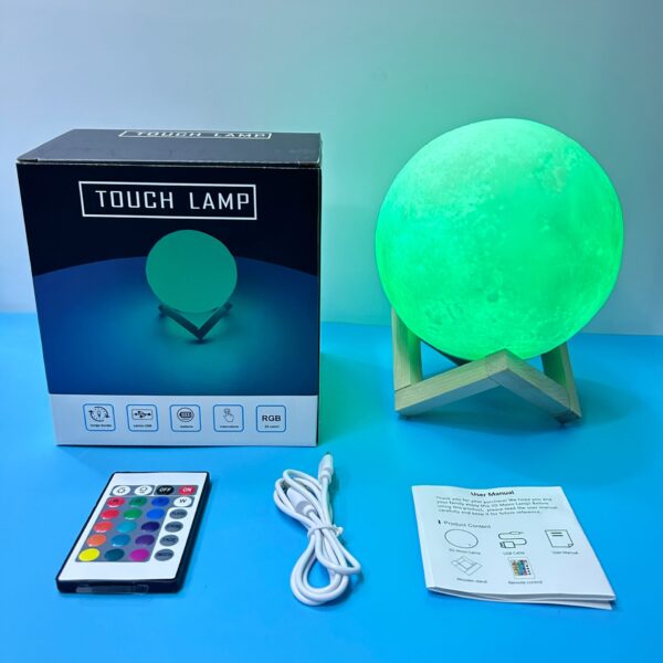 Nasza urocza lampa księżycowa z 16 kolorami RGB i pilotem zdalnego sterowania wprowadzi magiczną atmosferę do twojej sypialni. Tworzenie bajkowej scenerii jest teraz proste i urocze. Umieść lampa księżycową w strategicznym miejscu i wybierz spośród 16 dostępnych kolorów, aby stworzyć idealny nastrój. Dostosuj jasność, aby uzyskać delikatne światło lub bardziej intenswe światło. Eksperymentuj z różnymi efektami świetlnymi, aby uzyskać wyjątkowy wygląd. Połącz lampę księżycową z innymi dekoracyjnymi elementami, aby stworzyć czarującą i relaksującą atmosferę. Pozwól swojej wyobraźni rozkwitnąć i ciesz się magią lampy księżycowej w swojej sypialni