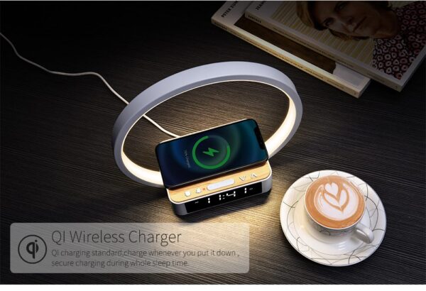 "Nowoczesna Sypialnia: Lampka Nocna 5 w 1 z Technologią Qi"